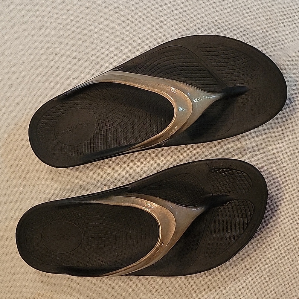 OOFOS flip flops